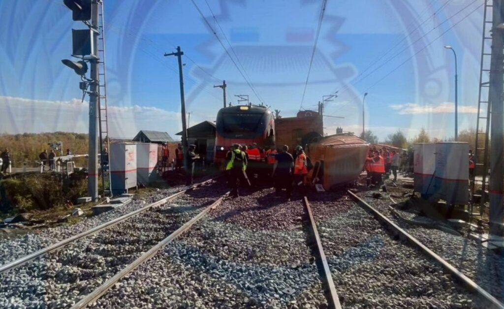 В Татарстане самосвал выехал на железнодорожный переезд и столкнулся с поездом