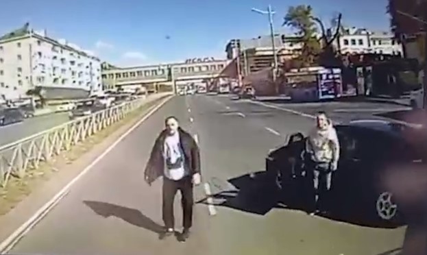 Во Владивостоке обидчивый водитель залил дальнобойщика перцем