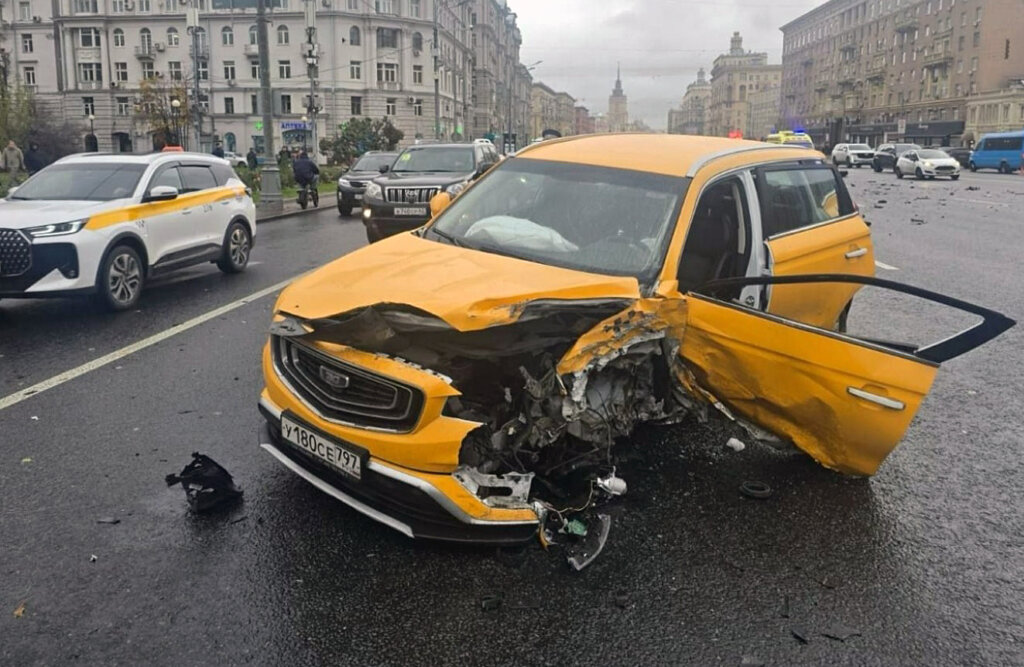 В объектив видеорегистратора попал момент массового ДТП на Кутузовском проспекте в Москве