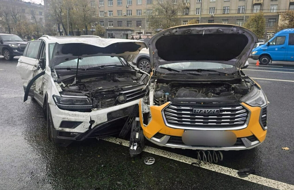 В объектив видеорегистратора попал момент массового ДТП на Кутузовском проспекте в Москве