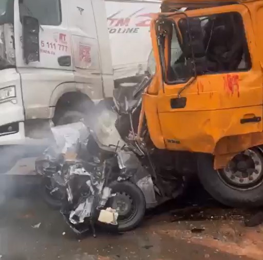 В Уфе самосвал без тормозов смял 12 автомобилей