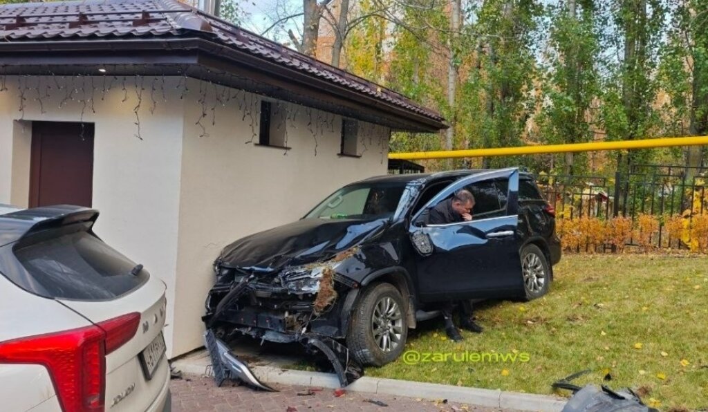 В Чебоксарах пьяный водитель снёс забор, врезался в припаркованную машину и перевернулся