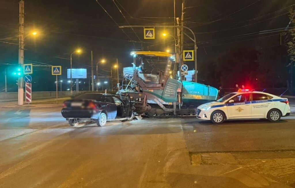 В Волгограде пьяный водитель врезался в асфальтоукладчик