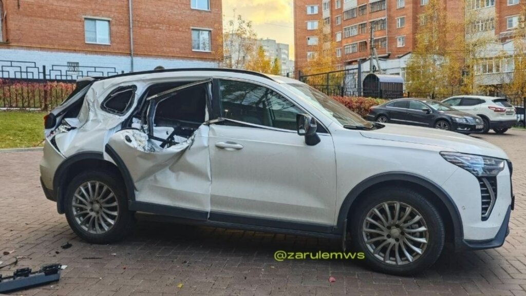 В Чебоксарах пьяный водитель снёс забор, врезался в припаркованную машину и перевернулся