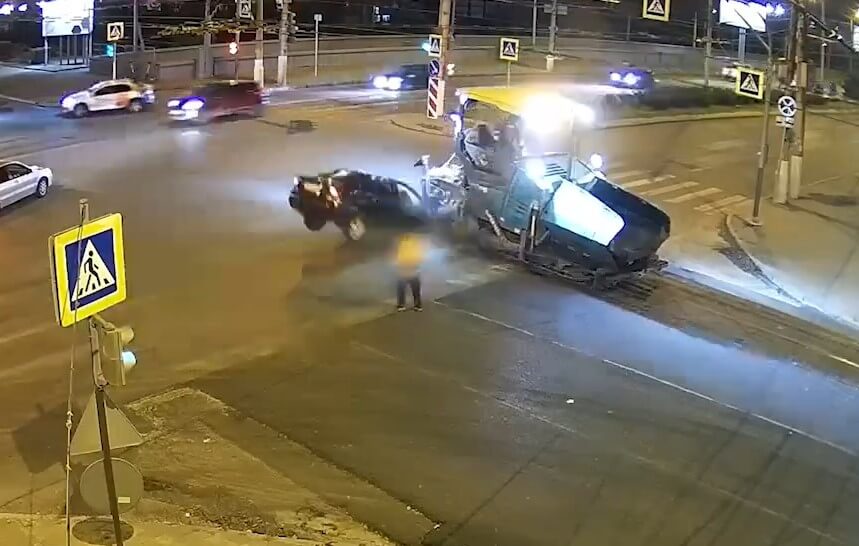 В Волгограде пьяный водитель врезался в асфальтоукладчик