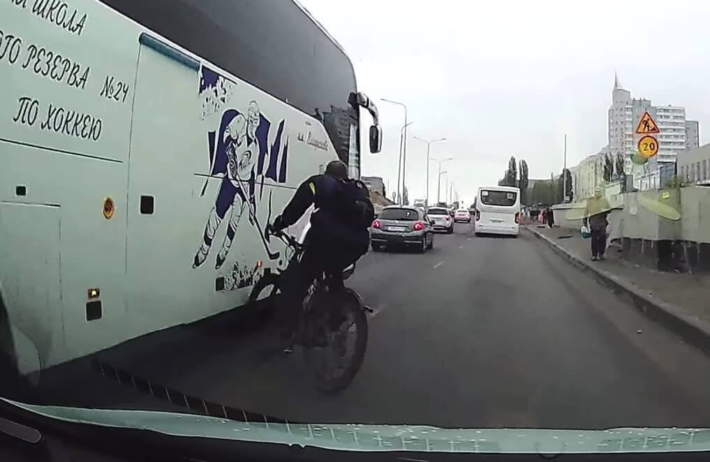 Велосипедист столкнулся с автобусом и погиб на улице Остужева в Воронеже