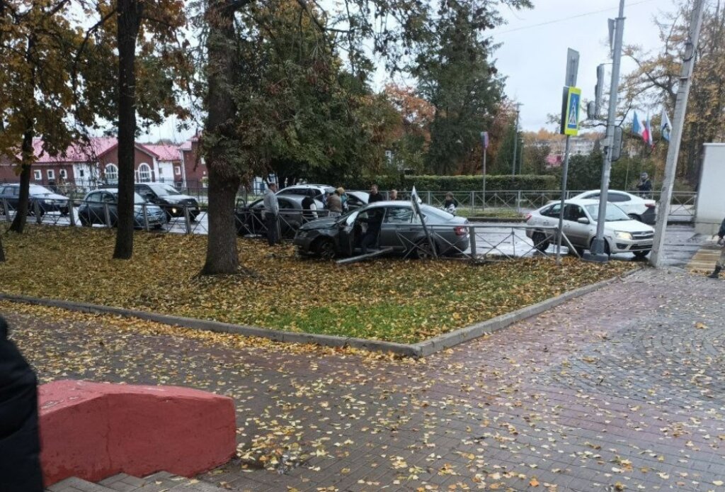 &#171;Выехал на встречку и разбил несколько машин&#187;: камера запечатлела момент массового ДТП в Великом Новгороде