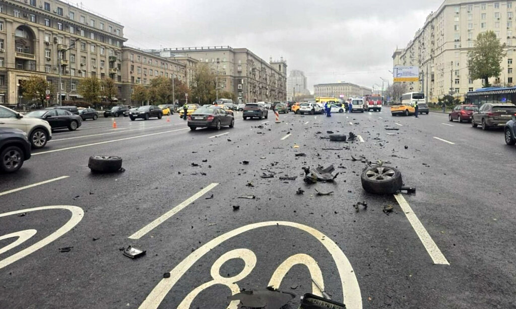 В объектив видеорегистратора попал момент массового ДТП на Кутузовском проспекте в Москве
