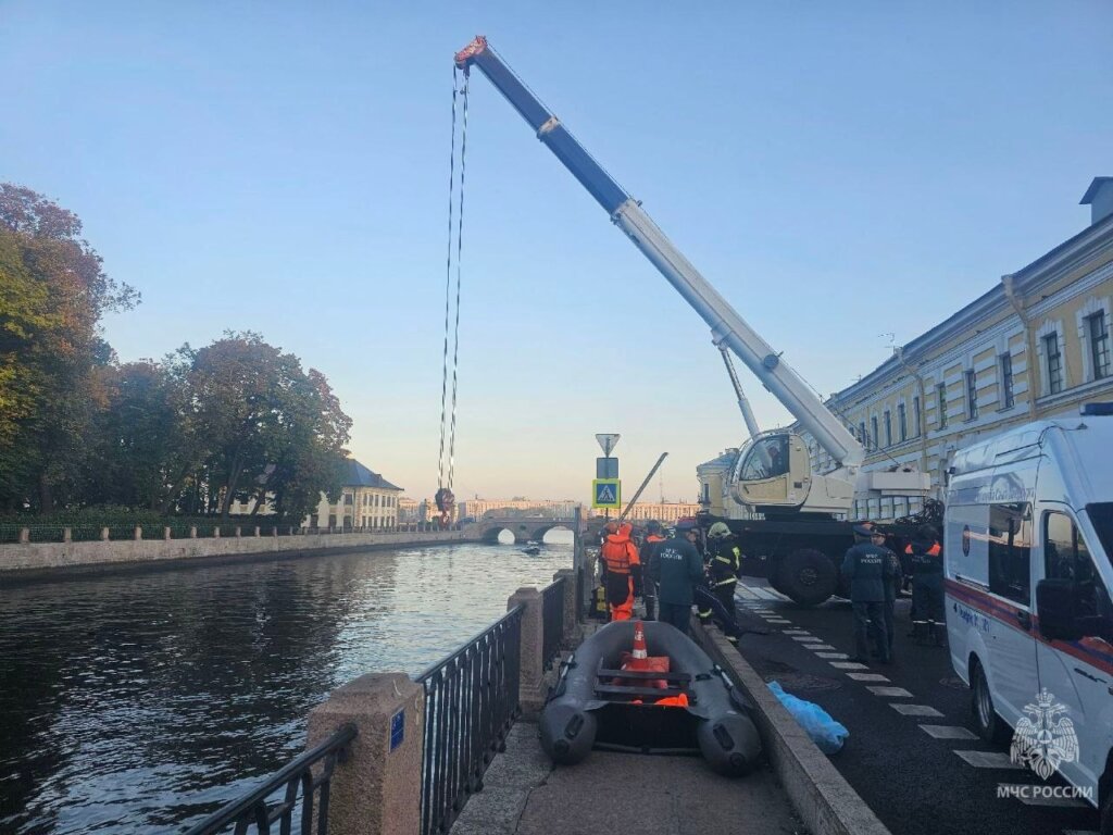 В Петербурге Porsche Cayenne под управлением пьяного водителя улетел в Фонтанку