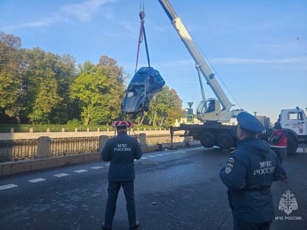 В Петербурге Porsche Cayenne под управлением пьяного водителя улетел в Фонтанку