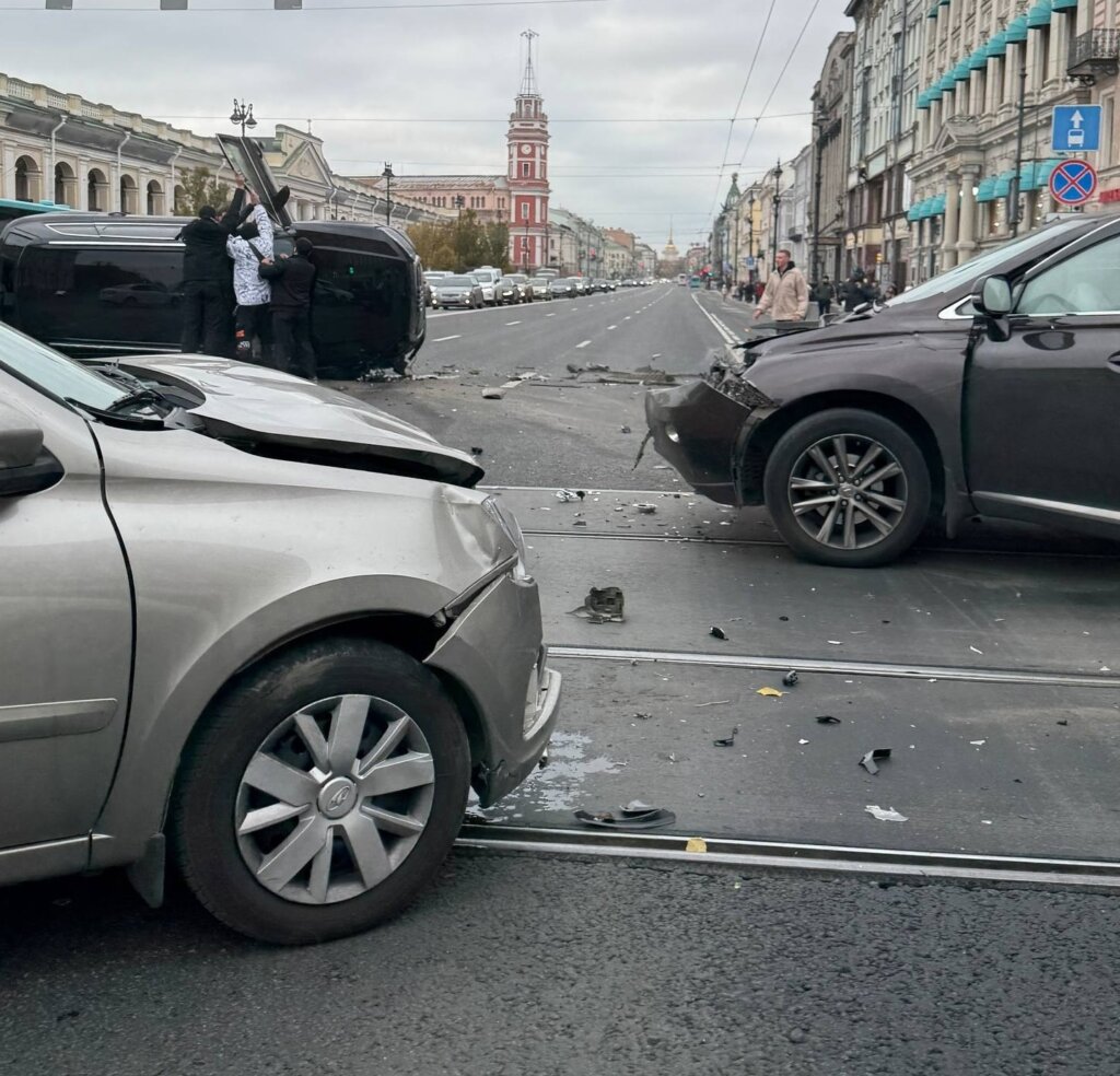 8 автомобилей столкнулись в Петербурге из-за лихача на Audi