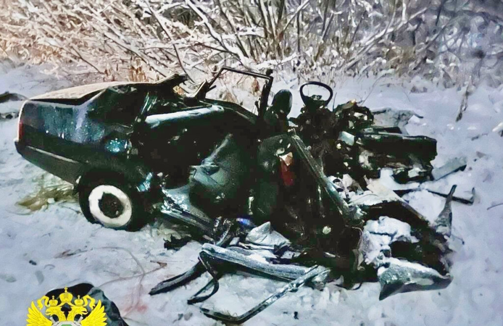 ВАЗ-21099 столкнулся с фурой на трассе «Сибирь»: погибли 6 человек