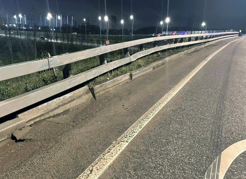 Lamborghini врезался в отбойник, перевернулся и загорелся на Международном шоссе в Москве