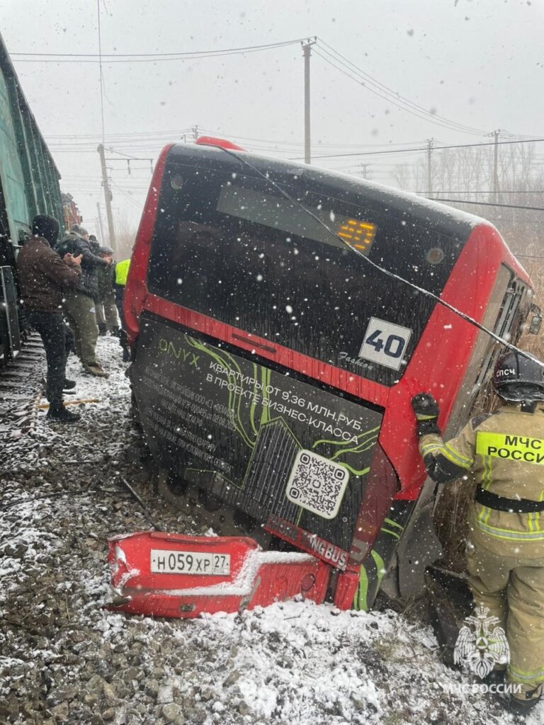 «Протащил несколько десятков метров»: автобус столкнулся с поездом в Хабаровске