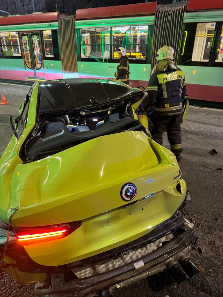 В Петербурге лихач на BMW протаранил машину полиции и врезался в трамвай