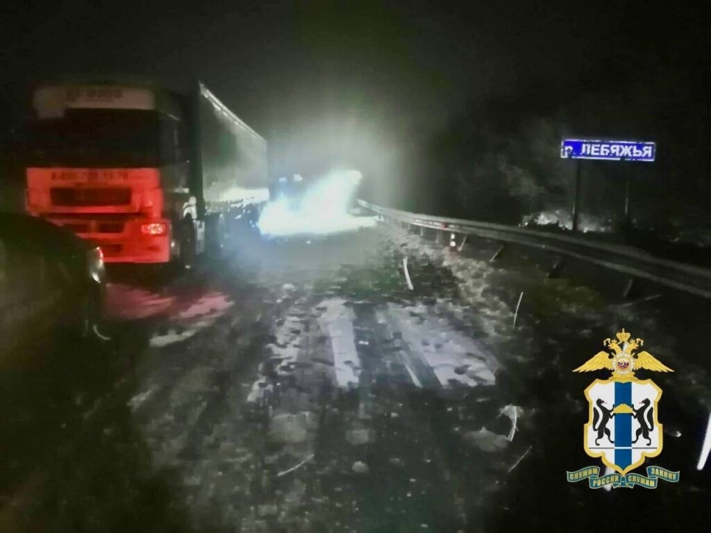 ВАЗ-21099 столкнулся с фурой на трассе «Сибирь»: погибли 6 человек