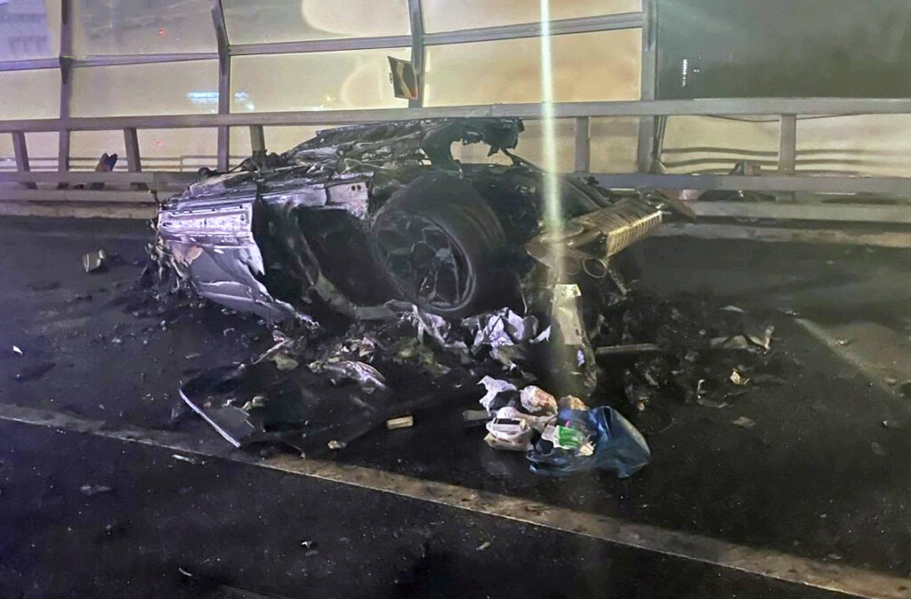 Lamborghini врезался в отбойник, перевернулся и загорелся на Международном шоссе в Москве