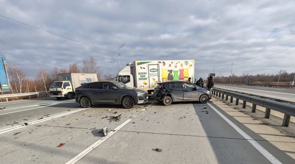 В Приморье грузовик снёс несколько попутных автомобилей