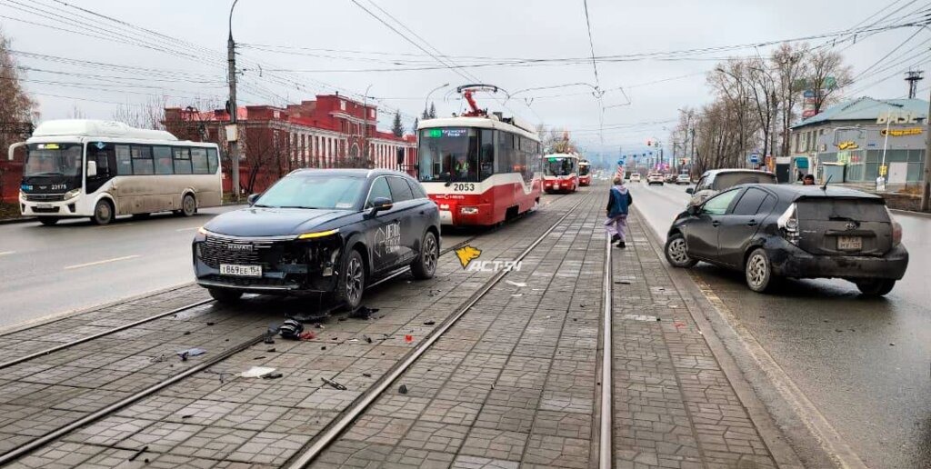 «Один двигался по путям, а другой решил развернуться»: Haval и Toyota столкнулись на улице Мира в Новосибирске
