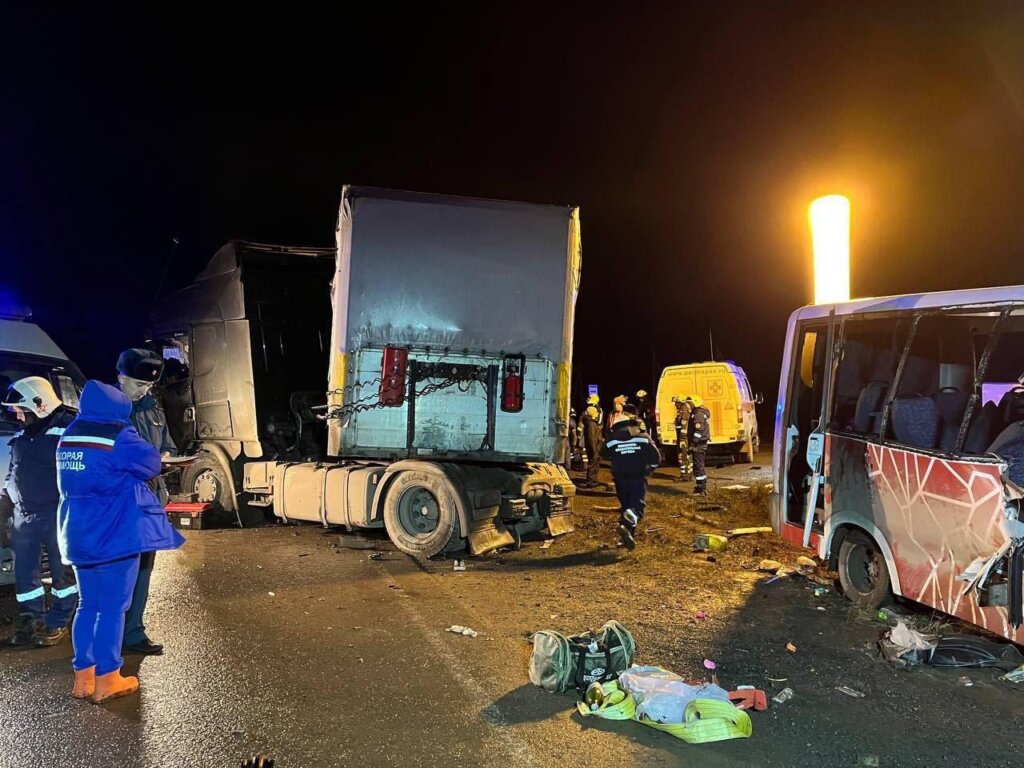 Автобус и фура столкнулись в Пермском крае: много погибших и раненых