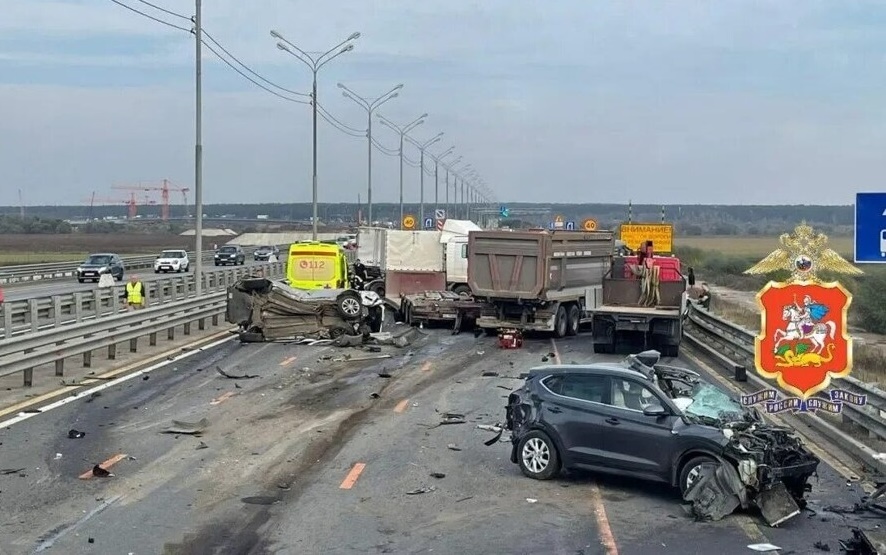 Очевидец снял на видео момент массового ДТП в Подмосковье
