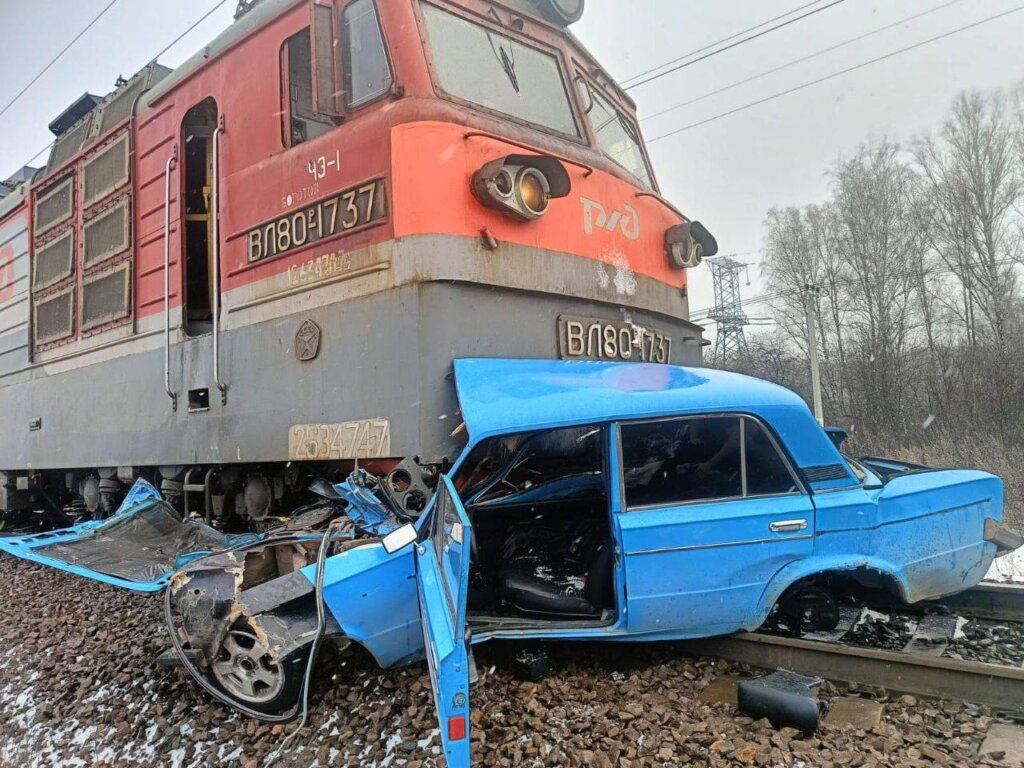 В Красноярском крае подросток на «Жигулях» столкнулся с поездом