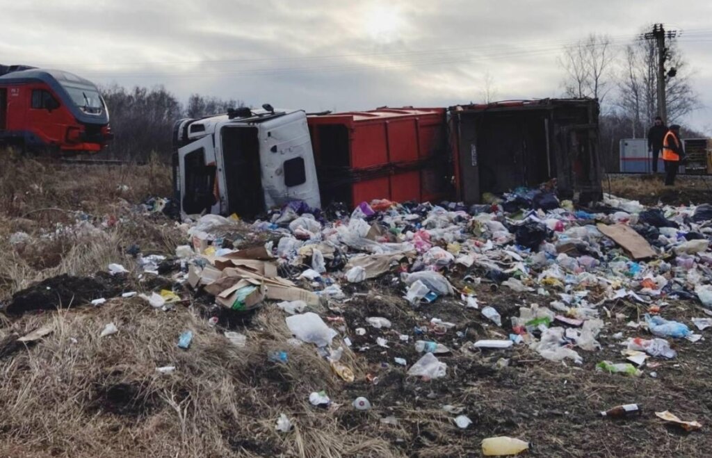 На видео попал момент столкновения электропоезда с мусоровозом в Челябинской области