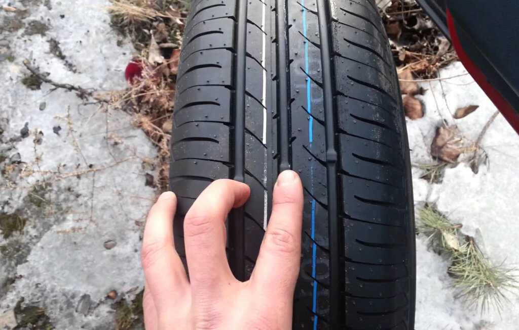 Цветные полосы и метки на шинах автомобиля: что они означают?