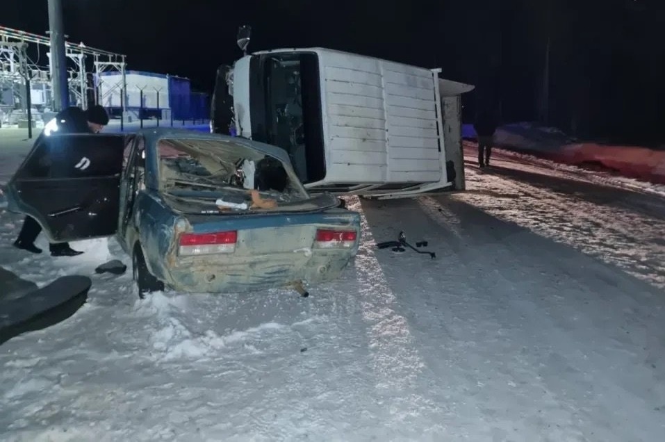 В Амурской области пьяный водитель грузовика врезался в машину с семьей и сбежал