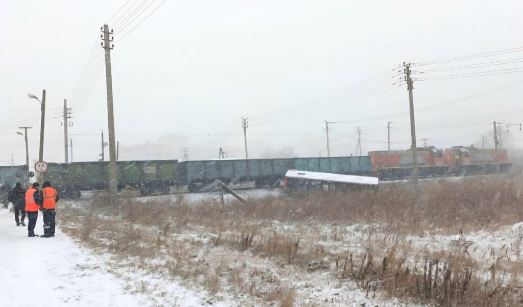 «Протащил несколько десятков метров»: автобус столкнулся с поездом в Хабаровске