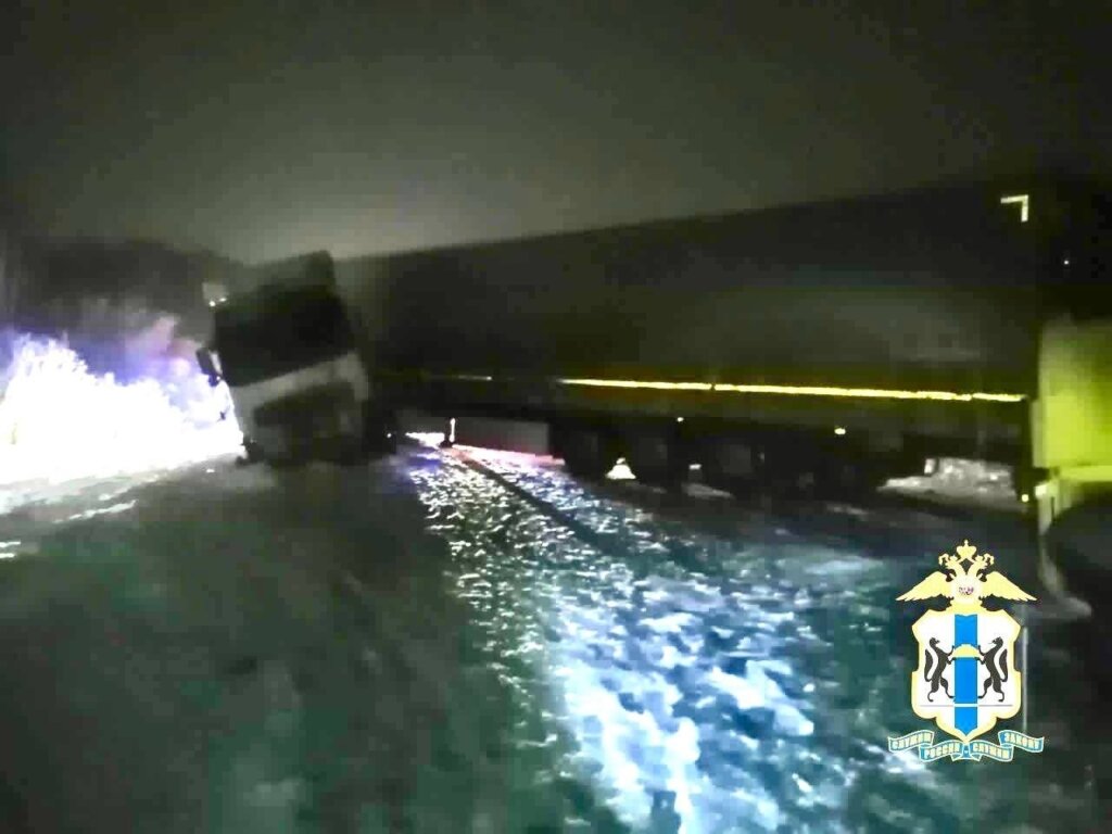 ВАЗ-21099 столкнулся с фурой на трассе «Сибирь»: погибли 6 человек