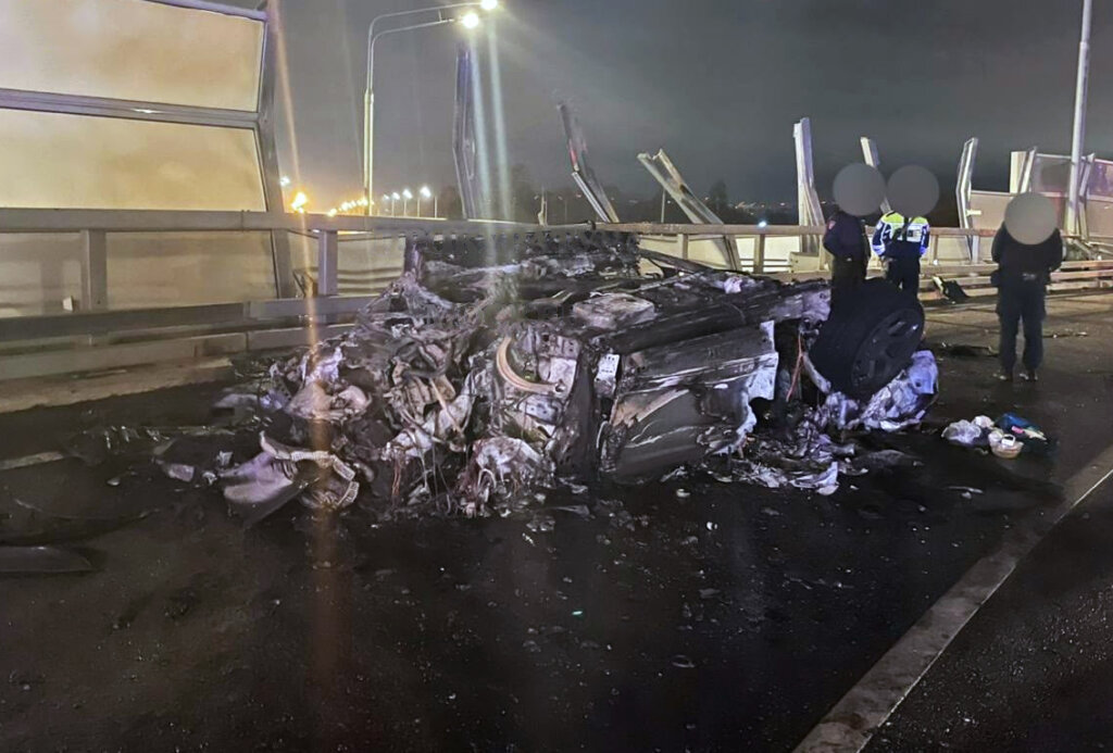 Lamborghini врезался в отбойник, перевернулся и загорелся на Международном шоссе в Москве