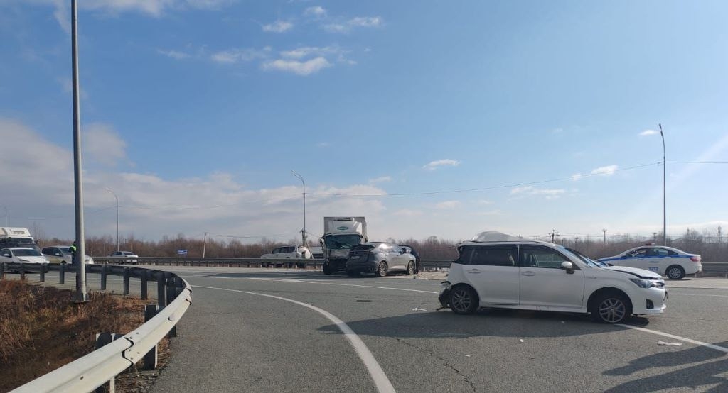 В Приморье грузовик снёс несколько попутных автомобилей