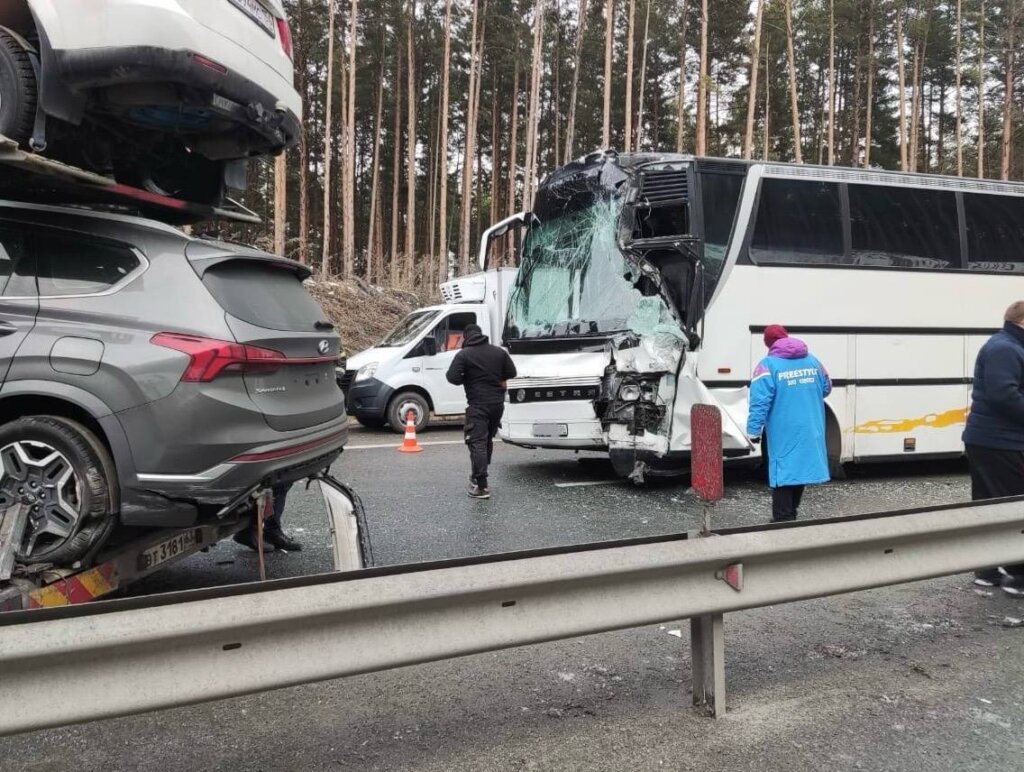 Автобус с детьми врезался в автовоз в Челябинской области: видео с регистратора