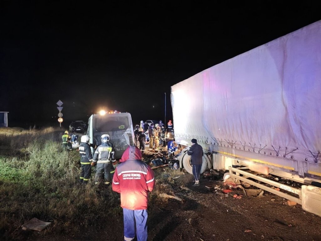 Автобус и фура столкнулись в Пермском крае: много погибших и раненых