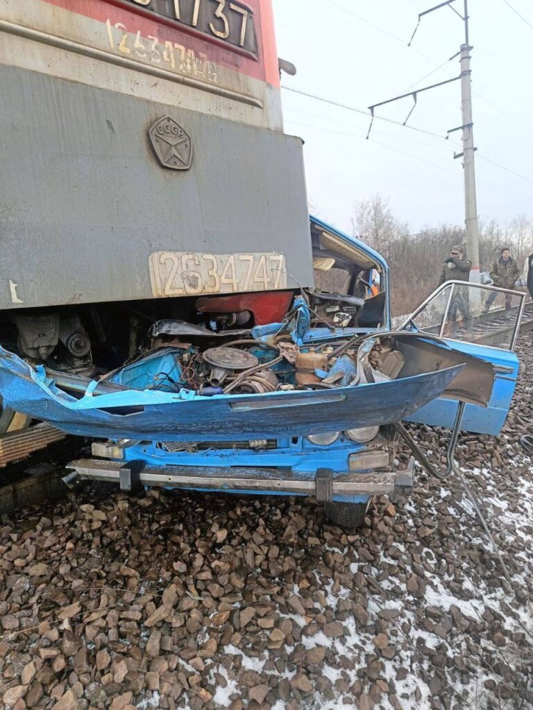 В Красноярском крае подросток на «Жигулях» столкнулся с поездом