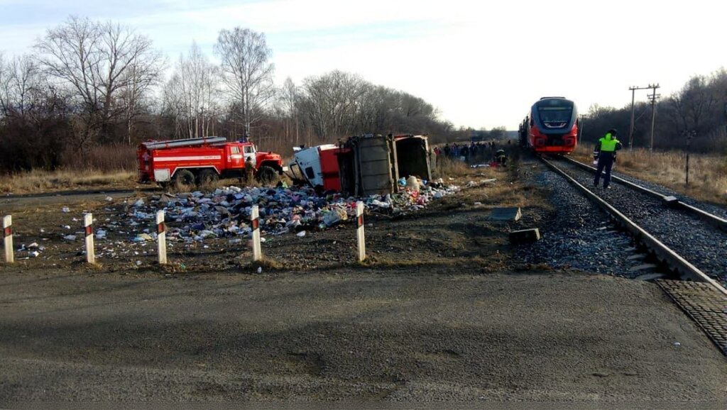 На видео попал момент столкновения электропоезда с мусоровозом в Челябинской области