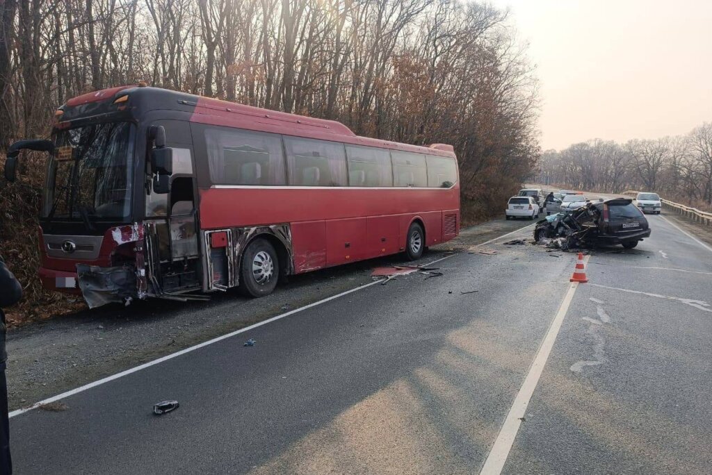 В Приморье легковой автомобиль выехал на встречную полосу и столкнулся с автобусом