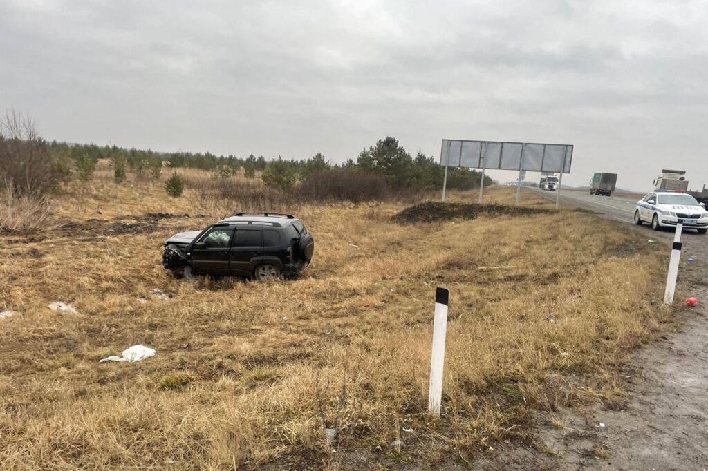 &#171;Вытолкнула на встречную полосу&#187;: три автомобиля столкнулись на трассе в Свердловской области