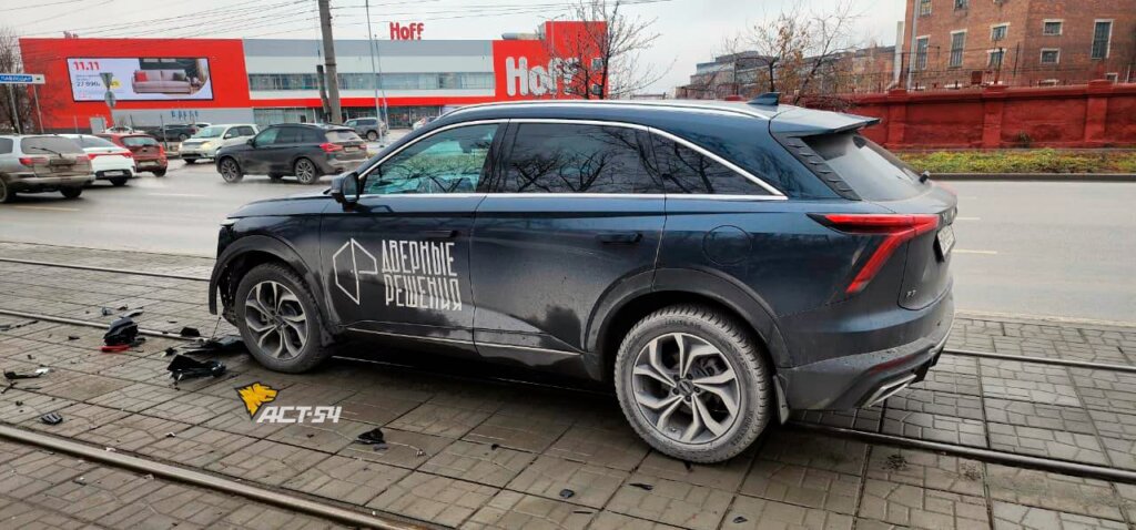 «Один двигался по путям, а другой решил развернуться»: Haval и Toyota столкнулись на улице Мира в Новосибирске