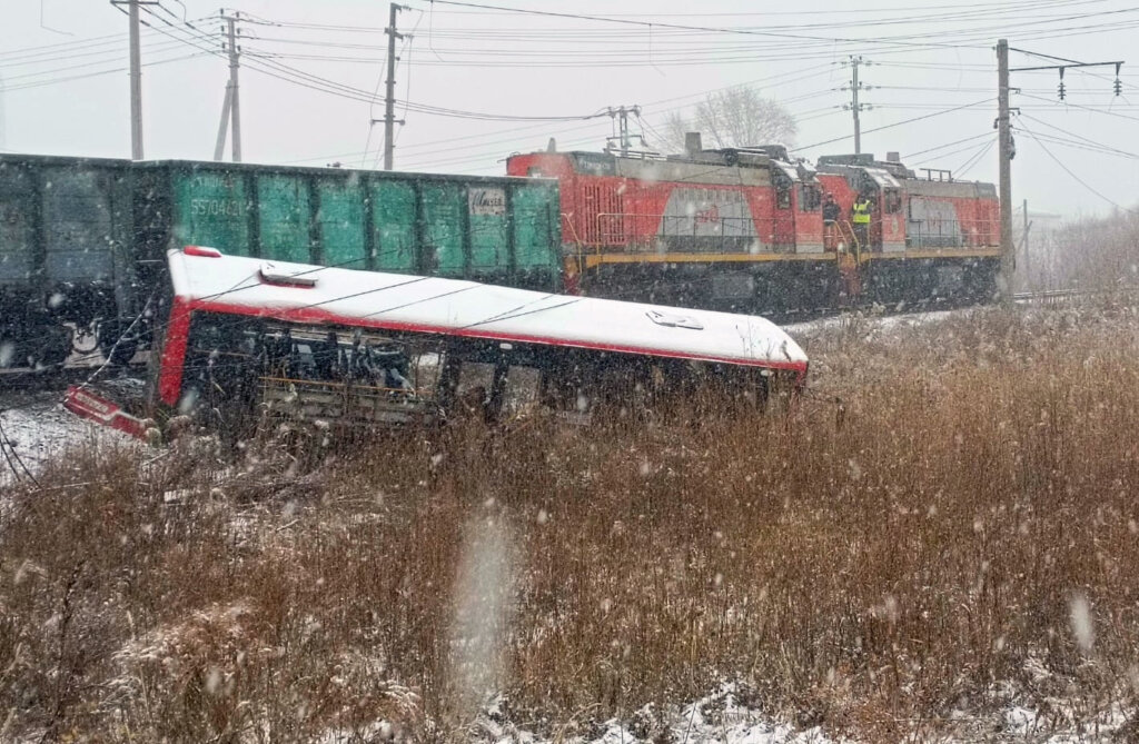 «Протащил несколько десятков метров»: автобус столкнулся с поездом в Хабаровске