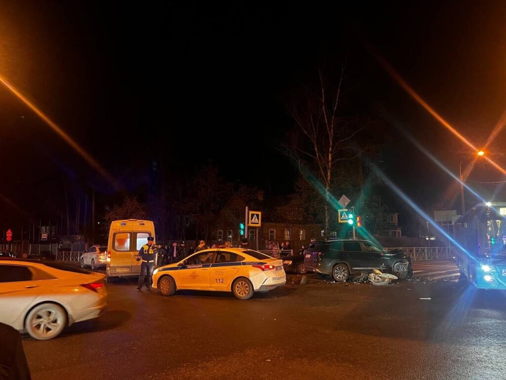 В Петербурге водитель кроссовера при повороте не пропустил питбайк с подростками