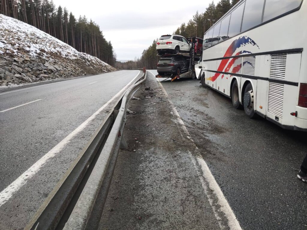 Автобус с детьми врезался в автовоз в Челябинской области: видео с регистратора
