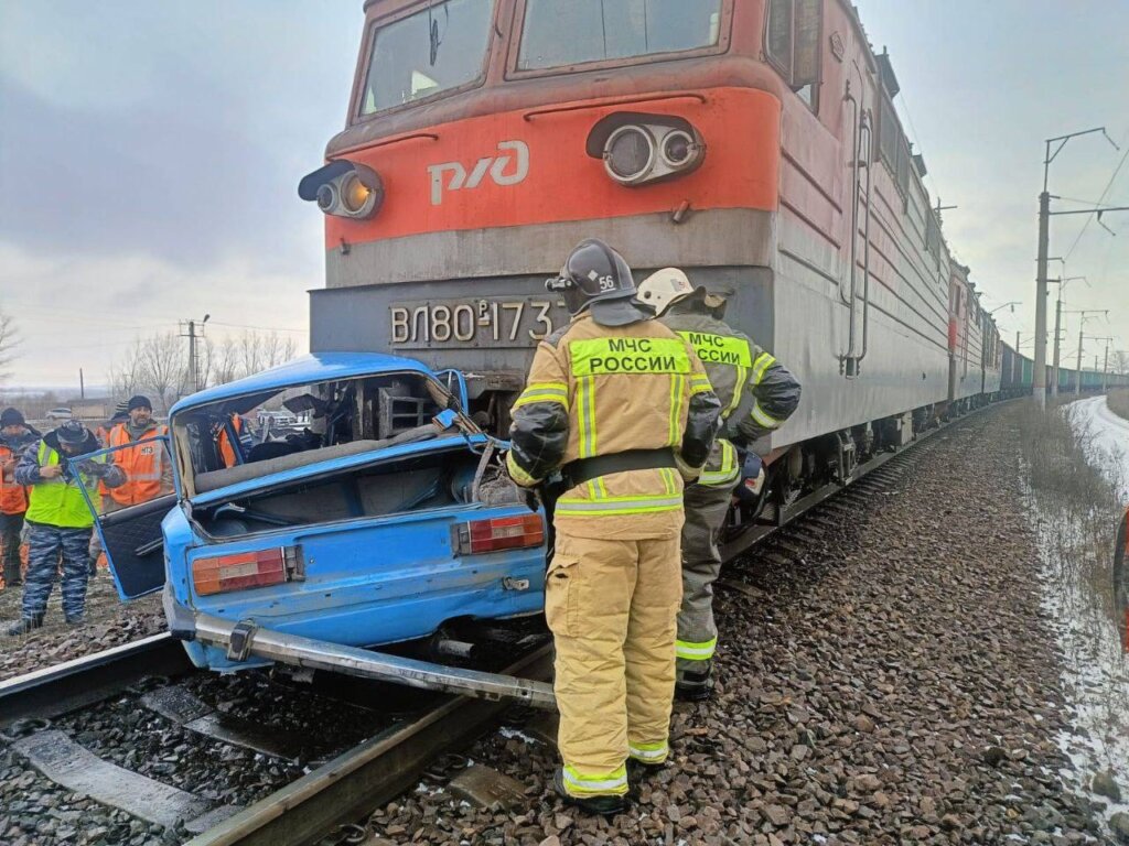 В Красноярском крае подросток на «Жигулях» столкнулся с поездом