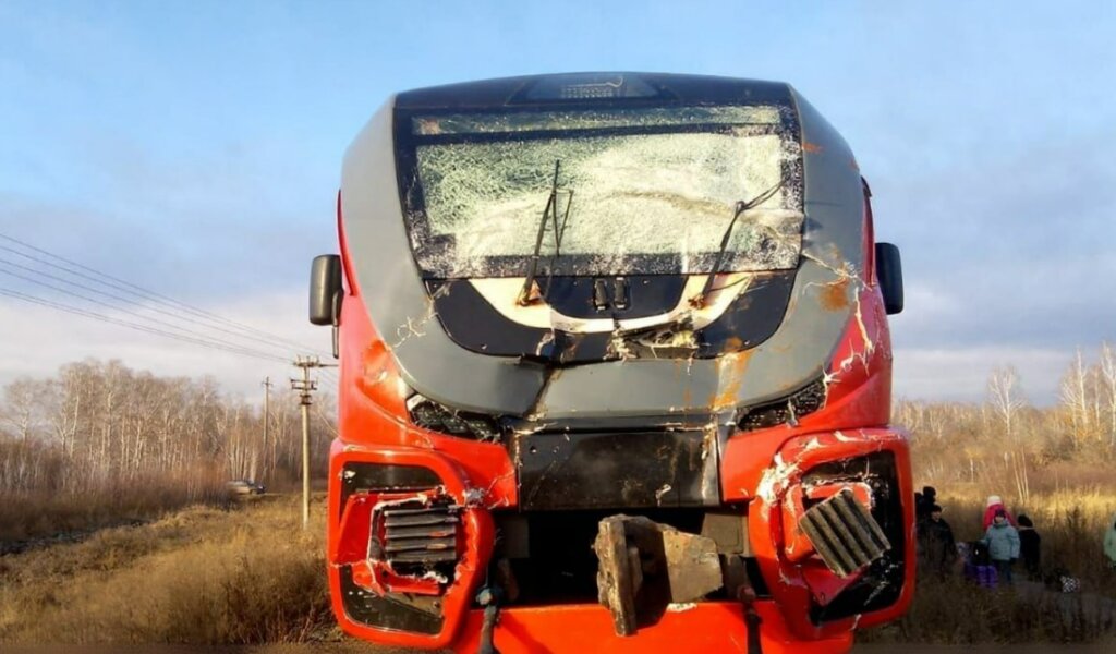 На видео попал момент столкновения электропоезда с мусоровозом в Челябинской области