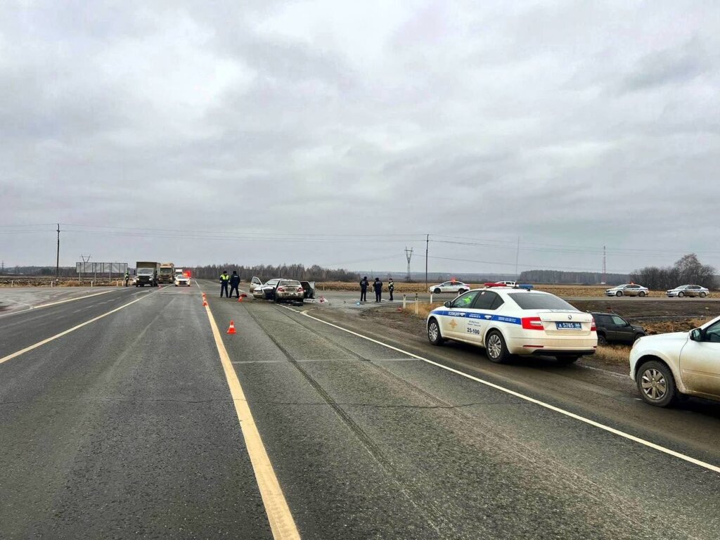 &#171;Вытолкнула на встречную полосу&#187;: три автомобиля столкнулись на трассе в Свердловской области