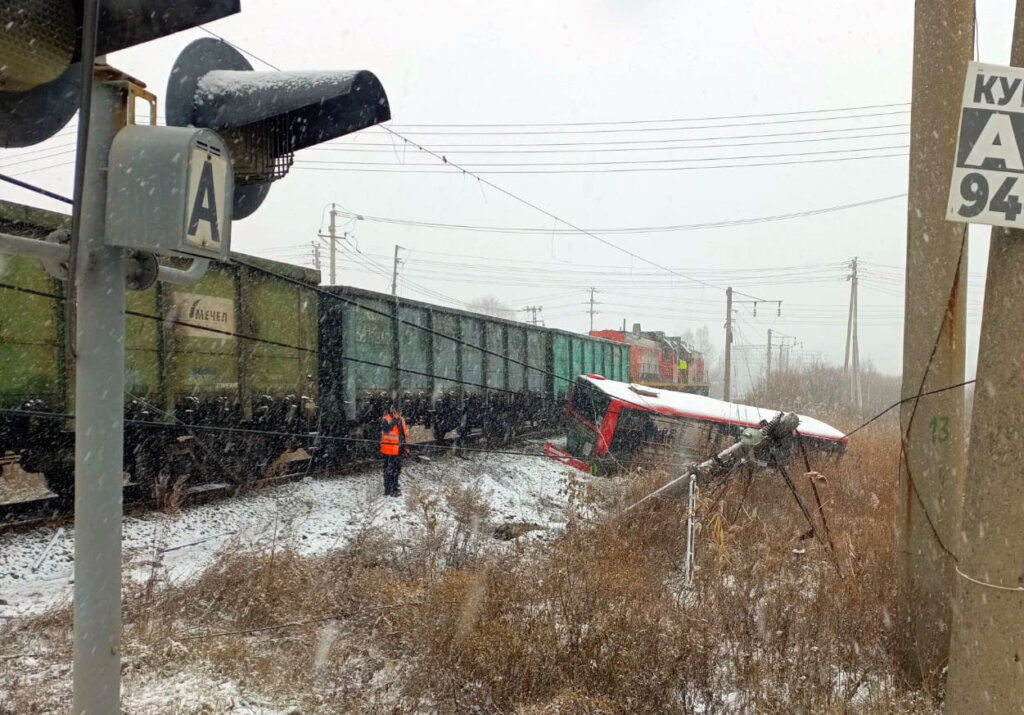 «Протащил несколько десятков метров»: автобус столкнулся с поездом в Хабаровске