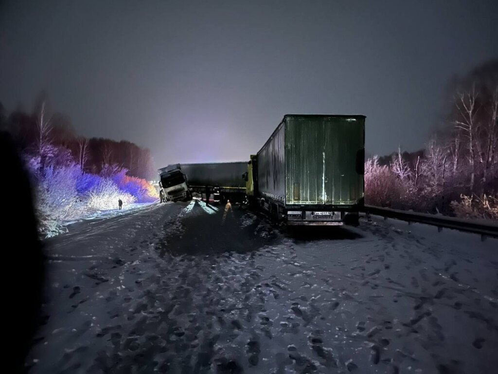 ВАЗ-21099 столкнулся с фурой на трассе «Сибирь»: погибли 6 человек