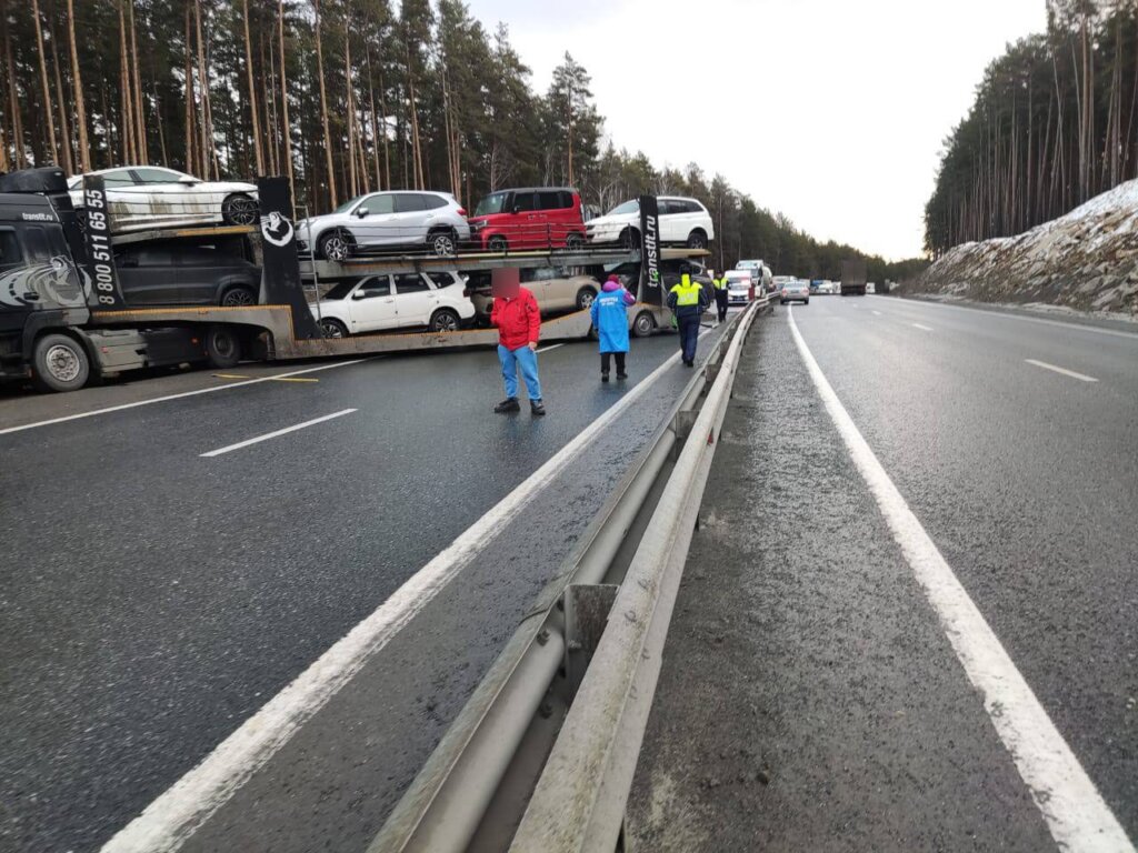 Автобус с детьми врезался в автовоз в Челябинской области: видео с регистратора