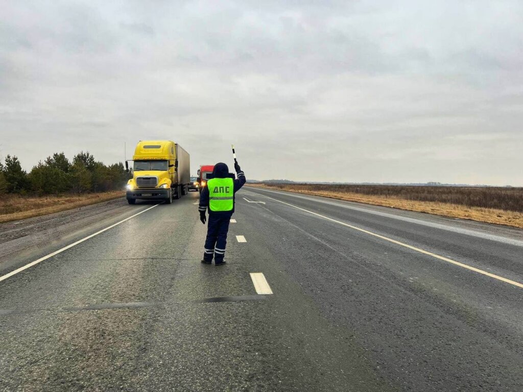 &#171;Вытолкнула на встречную полосу&#187;: три автомобиля столкнулись на трассе в Свердловской области